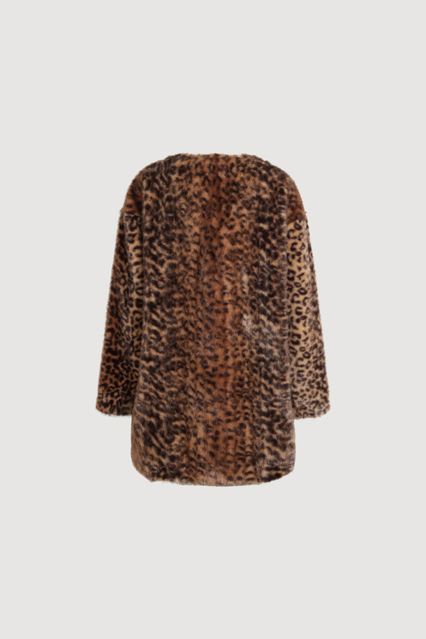 세련된 분위기를 연출하는 페이크 폭스 노 칼라 코트입니다. 오버핏 디자인에 무릎 기장으로, 겨울철 따뜻함과 스타일리시함을 동시에 잡았습니다. 멀티컬러와 레오파드 패턴으로 유니크함을 더하며, 부드러운 페이크 퍼 소재가 포근한 착용감을 선사합니다. 가볍고 풍성한 실루엣에 럭키 로고 패턴 안감으로 포인트를 주어 고급스러운 무드를 연출합니다. 모임룩, 연말 모임룩에 시크하고 클래식한 스타일을 더해보세요.
