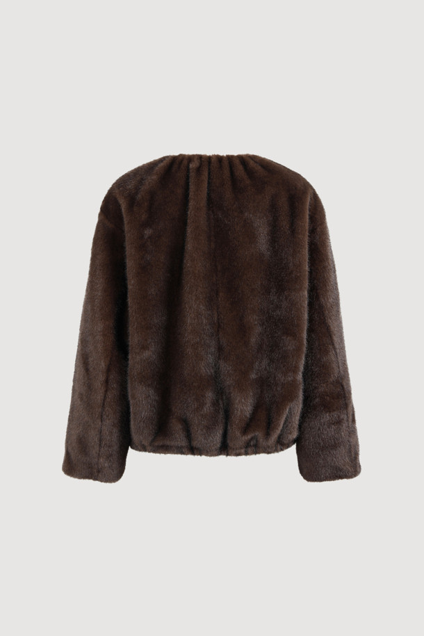 FAKE 밍크 퍼 라운드 넥 점퍼(브라운)는 여성 고객을 위한 아우터입니다. 가을, 겨울 시즌에 어울리는 두꺼운 두께감의 퍼 코트로, 부드러운 촉감이 특징입니다. 우아한 스타일을 연출하며, 무지 패턴에 레귤러핏으로 제작되었습니다. 안감에는 LUCKY 로고 패턴이, 포켓 라인에는 FAKE 레더 원단 처리가 되어 있습니다. 데이트룩, 모임룩, 연말 모임룩 등 다양한 TPO에 클래식, 미니멀, 로맨틱 스타일로 활용하기 좋습니다.
