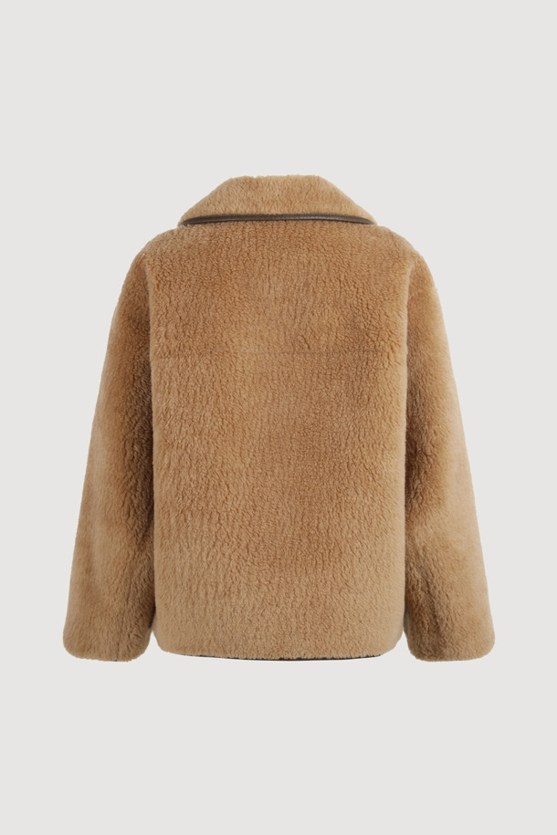 포근하고 부드러운 페이크 퍼 소재의 카멜 컬러 점퍼입니다. 캐주얼, 미니멀, 클래식 스타일을 아우르며, 가을, 겨울 시즌 데이트룩, 모임룩에 활용하기 좋습니다. 크롭 기장에 루즈핏 또는 오버핏으로 연출 가능하며, 2WAY 착용 가능한 리버시블 디자인과 아웃포켓, 페이크 레더 파이핑 디테일이 특징입니다. 긴 소매에 버튼 여밈 방식으로 편안하게 착용할 수 있습니다. 두께감 있는 소재로 따뜻함과 스타일을 동시에 잡아보세요.
