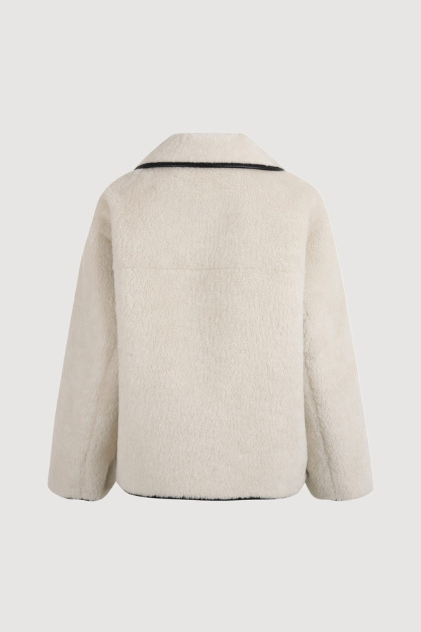 아이보리 컬러의 페이크 퍼 점퍼입니다. 부드러운 촉감의 페이크 퍼 소재로 제작되었으며, 가을과 겨울에 따뜻하게 착용할 수 있습니다. 캐주얼 스타일의 무지 디자인으로, 루즈핏과 오버핏 두 가지 핏으로 연출 가능합니다. 페이크 레더 파이핑 디테일과 아웃포켓, 2WAY 착용이 가능한 점이 특징입니다. 데이트룩, 모임룩, 캐주얼, 미니멀, 클래식 스타일을 즐겨 입는 여성분들께 추천합니다.
