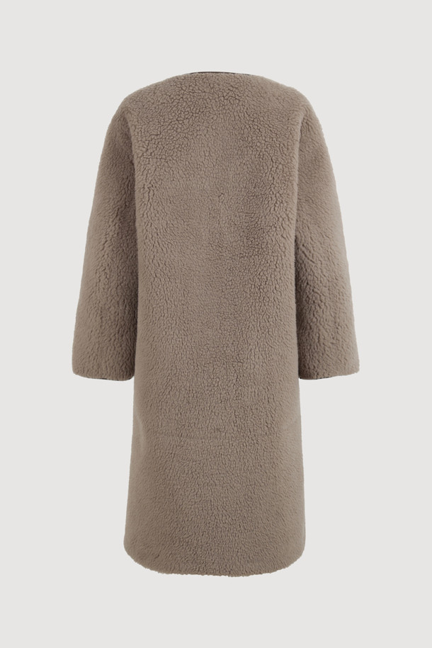 부드러운 촉감의 브라운 컬러 페이크 퍼 롱 코트입니다. 오버핏 디자인에 맥시 기장으로, 가을과 겨울에 따뜻하게 착용할 수 있습니다. 겉감은 울, 인조가죽, 퍼 소재로, 안감은 리버시블 디자인으로 제작되어 다양한 스타일을 연출할 수 있습니다. 싱글 버튼 여밈 방식과 아웃포켓 디테일이 돋보이며, 데이트룩, 캐주얼, 클래식, 미니멀 스타일 모두 소화 가능합니다. 시어링 코트 스타일로, 페이크 레더 마감 처리된 오버사이즈 코트입니다.
