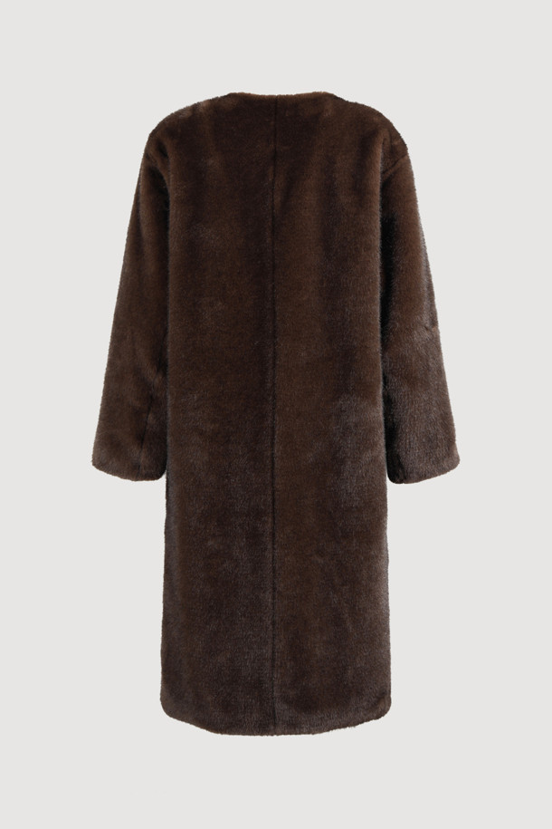 Fake 밍크 롱 코트(브라운)는 우아하고 클래식한 스타일을 연출하는 여성용 코트입니다. 부드러운 촉감의 폴리에스테르와 밍크 소재로 제작되어 가을, 겨울 시즌에 따뜻하게 착용할 수 있습니다. 롱 기장의 슬림핏 디자인으로, 라운드넥과 아웃포켓 디테일이 돋보입니다. 럭키(LUCKY) 로고 패턴 안감과 캐스카로 오픈 클로징 방식으로 고급스러움을 더했습니다. 모임룩, 연말 모임룩, 오피스룩 등 다양한 TPO에 미니멀하고 세련된 스타일을 완성해 보세요.
