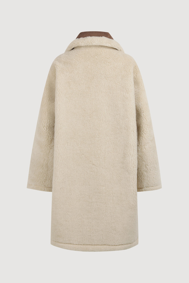 라이트 베이지 컬러의 페이크 퍼 테디베어 코트입니다. 부드러운 촉감의 페이크 퍼와 울 소재 혼방으로 제작되어 포근함을 선사하며, 가을과 겨울에 따뜻하게 착용하기 좋습니다. 롱 기장에 오버사이즈 실루엣, 코쿤 핏으로 편안하면서도 스타일리시한 연출이 가능합니다. 양면 착용이 가능한 리버시블 디자인으로, 하이넥 스타일과 소뿔 단추 여밈 디테일이 특징입니다. 출근룩, 모임룩, 데이트룩 등 다양한 TPO에 클래식, 캐주얼, 미니멀 스타일로 활용해 보세요.
