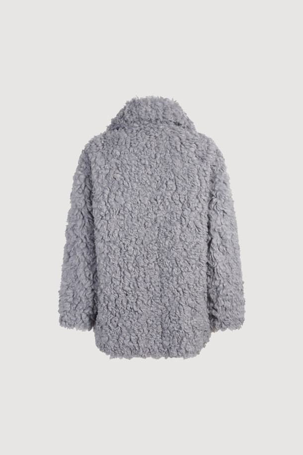 페이크 울 카라 퍼 점퍼 (라이트 그레이)는 부드러운 촉감의 페이크 퍼와 시어링 소재를 사용하여 포근함을 더한 여성용 점퍼입니다. 가을과 겨울에 어울리는 두꺼운 두께감으로 따뜻하게 착용할 수 있으며, 오버핏과 코쿤핏으로 편안한 착용감을 선사합니다. 빅 사이즈 카라와 아웃포켓, 소뿔 단추 디테일이 돋보이며, 턴업 소매로 다양한 스타일 연출이 가능합니다. 데이트룩, 모임룩 등 특별한 날은 물론 캐주얼, 클래식, 미니멀 스타일에도 잘 어울리는 다용도 아우터입니다. 라이트 그레이 컬러로 어떤 옷에도 쉽게 매치할 수 있어 활용도가 높습니다.
