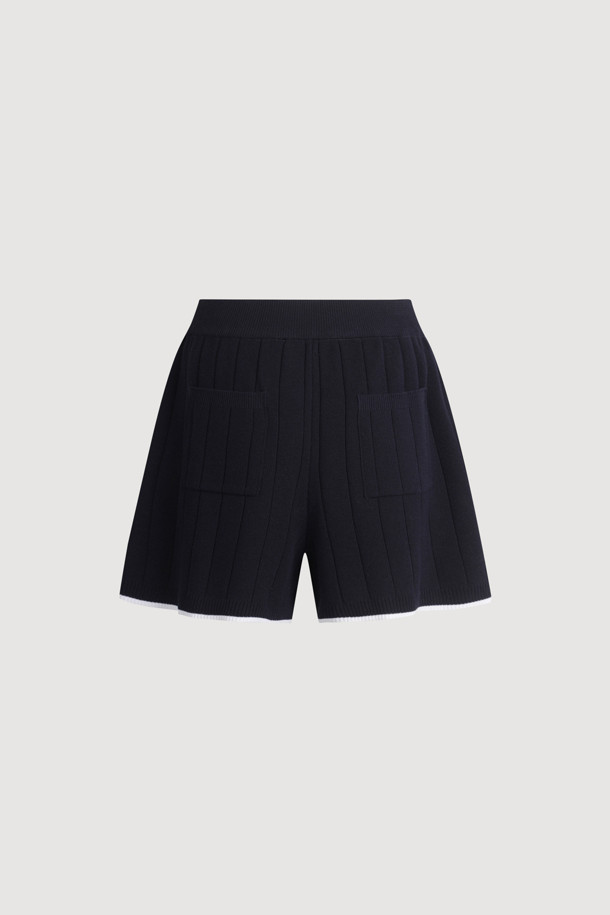 다크 네이비 컬러의 [Re-Order] Color Piping Knit Shorts는 여름철 시원하게 즐길 수 있는 여성용 니트 쇼츠입니다. 얇고 시원한 촉감의 니트 소재에 레귤러 핏으로 편안함을 더했으며, 컬러 파이핑 디테일과 세로 조직감, 볼륨감 있는 조직으로 포인트를 주어 캐주얼한 스타일을 연출합니다. 체형 커버에도 효과적인, 데일리하게 활용하기 좋은 무지 디자인의 숏 기장 바지입니다.
