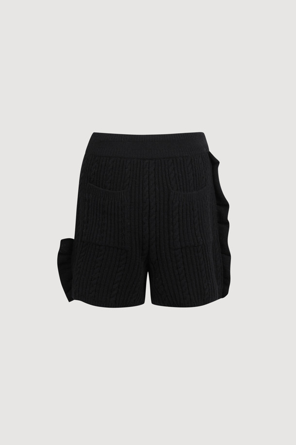 Entry Side Frill Knit Shorts (블랙)는 부드러운 울 혼방 소재로 제작되어 봄, 가을에 착용하기 좋은 여성 니트 쇼츠입니다. 허리 이밴딩과 옆라인 프릴 디테일이 캐주얼하면서도 유니크한 스타일을 연출하며, 케이블 및 스트라이프 패턴의 립 조직이 특징입니다. 레귤러핏으로 편안하게 착용 가능하며, 동네 마실룩, 집콕룩, 카페룩 등 다양한 TPO에 활용하기 좋습니다. 캐주얼, 미니멀, 클래식 스타일을 즐겨 입는 분들께 추천합니다.
