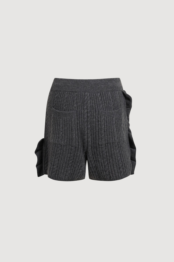 엔트리 사이드 프릴 니트 쇼츠 (멜란지 그레이)는 여성 의류로, 가을과 겨울에 어울리는 캐주얼 스타일의 니트 쇼츠입니다. 울 혼방 소재로 제작되어 부드러운 촉감과 두꺼운 두께감으로 따뜻함을 선사하며, 허리 이밴딩 처리로 편안한 착용감을 제공합니다. 숏 기장에 멜란지 그레이 컬러, 케이블과 스트라이프 패턴의 조화가 유니크한 분위기를 연출하며, 립 조직과 케이블 조직, 프릴 디테일이 돋보입니다. 집콕룩, 겨울 데일리룩, 산책룩 등 다양한 상황에서 캐주얼, 클래식, 미니멀 스타일로 활용하기 좋습니다.
