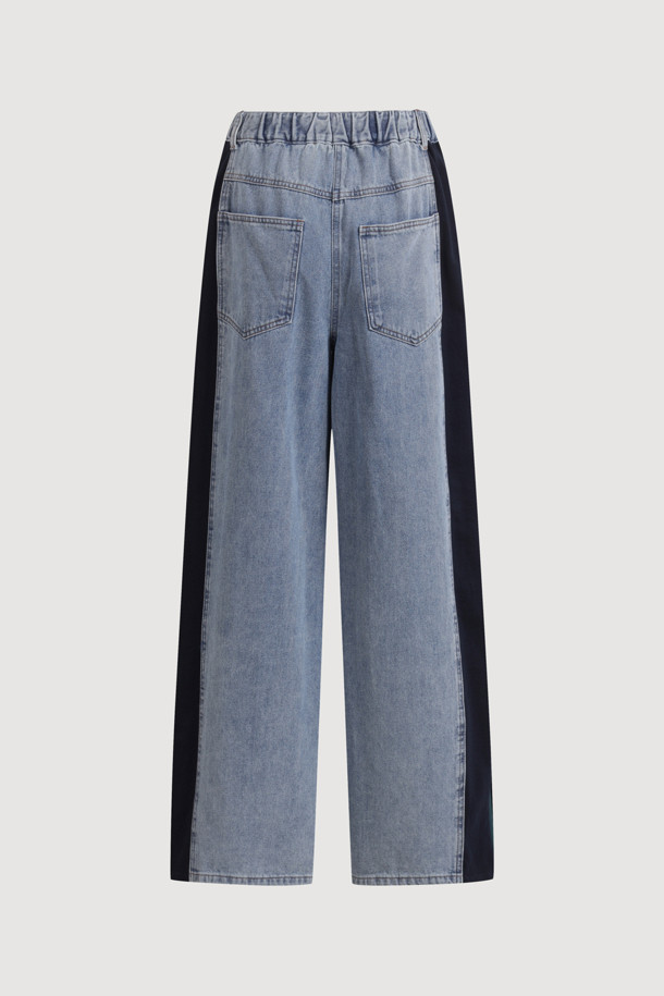 Jersey Back Banding 데님 와이드 팬츠 (블루)는 캐주얼한 스타일의 여성용 데님 와이드 팬츠입니다. 봄, 가을에 착용하기 좋으며, 뒷밴딩 처리로 편안한 착용감을 선사합니다. 앞 중심 지퍼, 로고 캔톤, 리벳 디테일, 사이드 배색 절개가 특징이며, 세미 와이드 핏의 맥시 기장으로 다리가 길어 보이는 효과를 줍니다.
