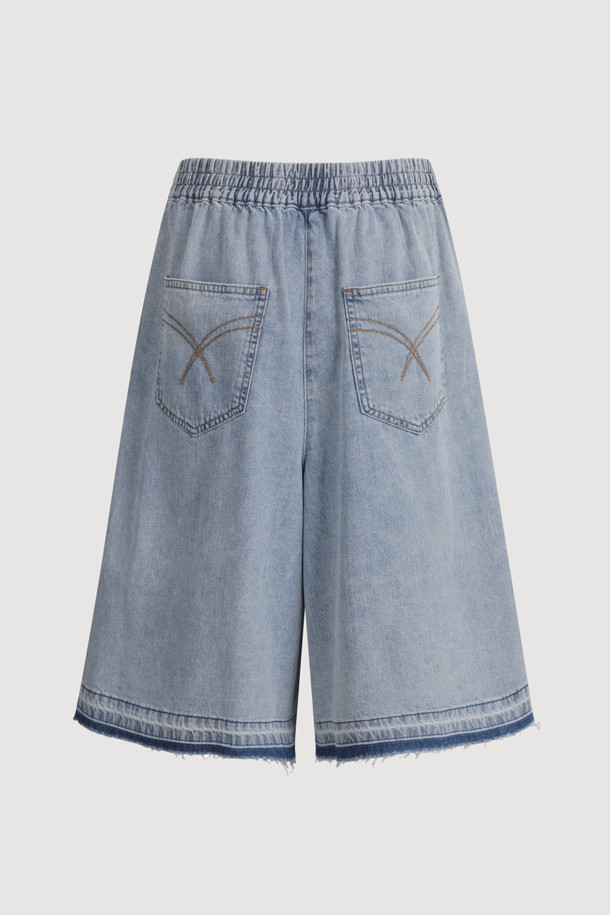 [Re-Order] Midi Banding Denim Pants (blue)는 캐주얼한 스타일의 여성 데님 숏팬츠입니다. 무릎 위 기장으로 시원하게 착용 가능하며, 밴딩 허리 디자인과 루즈핏으로 편안함을 더했습니다. 앞 중심 개발 라벨과 뒤 포켓 스티치 자수 디테일이 돋보이며, 크롭 티셔츠와 함께 코디하여 더욱 스타일리시하게 연출할 수 있습니다.

