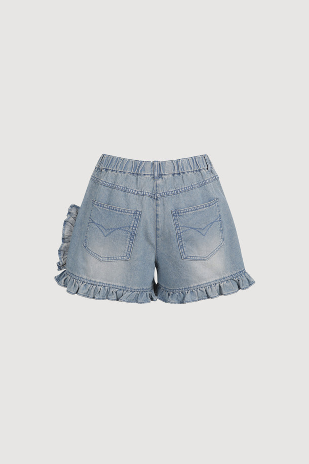[Re-Order] Hem Frill Back Banding 데님 숏팬츠 (blue)는 여성스러운 스타일의 캐주얼 숏팬츠입니다. 뒷면 밴딩 처리로 편안한 착용감을 제공하며, 프릴 디테일이 돋보입니다. 데님 소재로 제작되었으며, 로고 캔톤, 리벳, 뒷 포켓 스티치 자수, 앞 중심 지퍼 등 섬세한 디테일을 더했습니다. 봄, 여름 시즌에 시원하게 즐겨 입을 수 있습니다.
