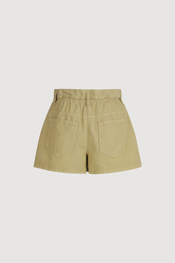 올리브 컬러의 Pleats Point Inside Banding 데님 숏팬츠입니다. 앞 중심 지퍼와 속 허리 밴딩으로 편안한 착용감을 선사하며, 럭키슈에뜨 로고 캔톤으로 포인트를 더했습니다. 포켓 주름 배색 디테일이 돋보이는 캐주얼 스타일로, 봄, 여름 데일리룩에 활용하기 좋습니다.
