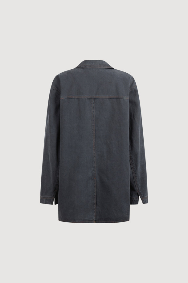 다크 그레이 컬러의 Pocket Point 워싱 데님 재킷입니다. 캐주얼 및 스트릿 스타일을 즐기는 분들께 적합하며, 봄, 가을 시즌에 활용하기 좋습니다. 오버핏으로 제작되어 편안한 착용감을 선사하며, 워싱 가공과 빅 아웃포켓, 턱 디테일이 특징입니다. 데이트룩이나 쇼핑룩에 코디하여 개성 있는 스타일을 연출해보세요. 긴 소매와 버튼 여밈 방식의 레귤러 기장 디자인입니다.
