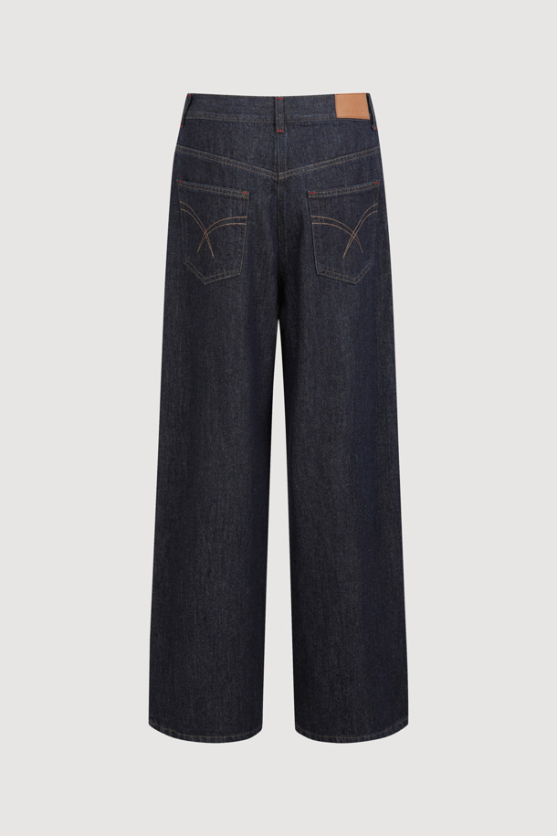 리본 포인트 인디고 데님 팬츠 (다크 블루)는 캐주얼, 미니멀, 클래식 스타일을 아우르는 여성 데님 팬츠입니다. 사계절 착용 가능하며, 와이드핏 맥시 기장으로 편안하면서도 세련된 실루엣을 연출합니다. 다크 블루 컬러의 무지 데님 소재로 제작되었으며, 앞 중심 지퍼 클로징과 앞 벨트고리 리본 디테일로 포인트를 더했습니다. 뒤판 개발 텍션지와 뒤 포켓 개발 자수 디자인으로 밋밋함을 덜어냈습니다. 데이트룩과 쇼핑룩에 활용하기 좋습니다.
