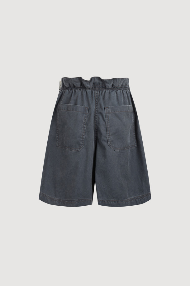 워싱 데님 백 밴딩 쇼츠 (dark grey)는 캐주얼 스타일의 여름 숏팬츠입니다. 은은한 워싱 디테일이 돋보이는 다크 그레이 컬러의 무지 데님 소재로 제작되었습니다. 허리 뒤쪽 밴딩 처리로 편안한 착용감을 제공하며, 앞 중심 지퍼와 앞 턱 디테일이 특징입니다. 동네 마실룩, 여행룩, 휴가룩 등 다양한 TPO에 활용 가능하며, 미니멀한 스타일을 연출하기 좋습니다. 로고 캔톤이 포인트로 더해져 완성도를 높였습니다.
