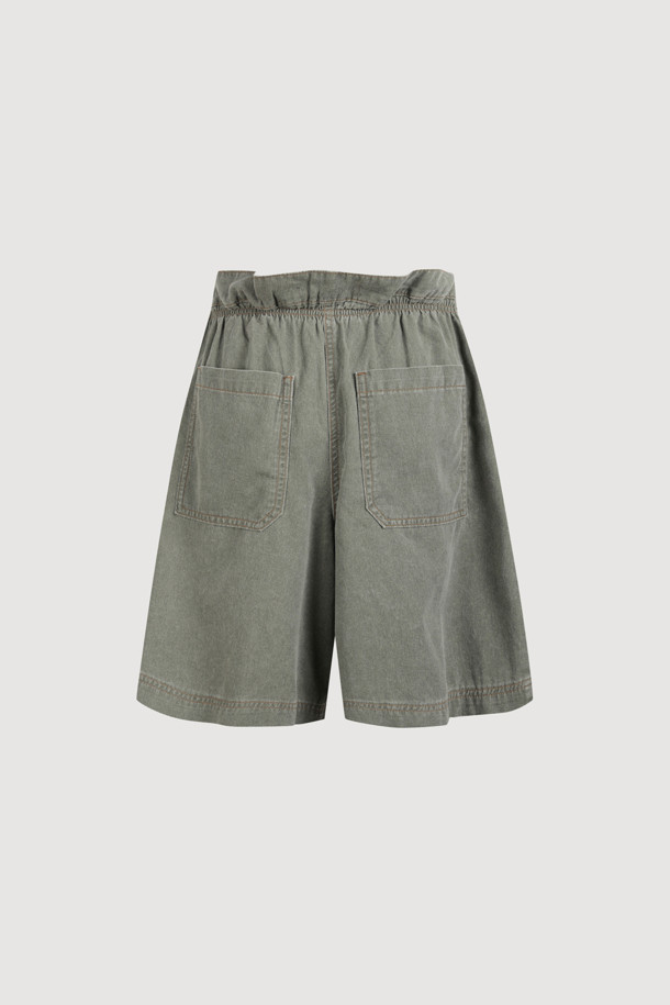 워싱 데님 백 밴딩 쇼츠 (khaki)는 캐주얼한 스타일을 연출하기 좋은 데님 숏팬츠입니다. 봄, 여름 시즌에 적합하며, 유니섹스 디자인으로 누구나 편안하게 착용할 수 있습니다. 톤 다운된 카키 컬러에 무지 패턴으로 어떤 상의와도 잘 어울립니다. 뒷밴딩 처리로 편안한 착용감을 제공하며, 앞 중심 지퍼와 로고 캔톤 장식, 앞 턱 디테일이 더해져 밋밋함을 덜었습니다. 동네 마실룩, 여행룩, 휴가룩 등 다양한 TPO에 활용하여 개성 있는 스타일을 완성해보세요.
