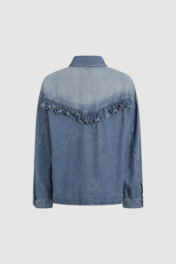 리본 포인트 데님 블라우스 (블루)는 캐주얼한 무드의 여성 의류입니다. 셔츠 칼라에 앞 중심 단추 여밈으로 간편하게 착용할 수 있으며, 가슴 포켓의 리본 디테일이 사랑스러운 포인트를 더합니다. 여유로운 루즈핏에 중간 두께감의 데님 소재로 봄, 가을에 활용하기 좋습니다. 데이트룩, 모임룩 등 다양한 TPO에 맞춰 캐주얼, 클래식, 미니멀 스타일을 연출해보세요. 앞 중심과 뒤 절개선에 프릴 디테일을 더해 은은한 여성스러움을 강조한 블라우스입니다.
