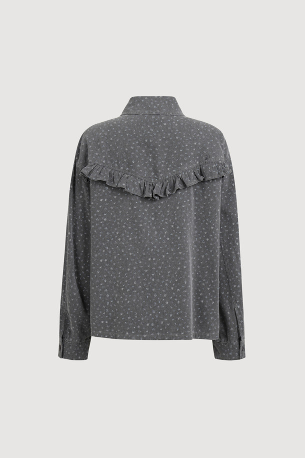 리본 포인트 데님 블라우스 (grey)는 캐주얼한 무드의 여성 블라우스입니다. 봄, 가을에 어울리는 긴소매 디자인으로, 데님 소재와 루즈핏이 편안한 착용감을 선사합니다. 무지 패턴에 리본, 프릴, 포켓, 버튼 디테일이 더해져 여성스러운 포인트를 더했습니다. 데이트룩, 봄 소풍룩에 어울리는 스타일로, 캐주얼, 미니멀, 클래식 스타일을 연출하기 좋습니다. 버튼으로 여밈이 가능합니다.
