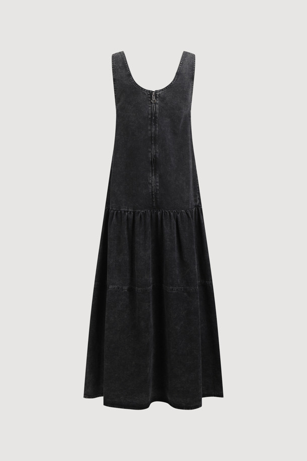 [Re-Order] 레이어드 데님 롱 드레스 (블랙)는 캐주얼, 클래식, 미니멀 스타일을 아우르는 여성 데님 원피스입니다. 봄, 가을에 어울리는 두꺼운 두께감의 블랙 컬러 무지 데님 소재로, 뻣뻣한 촉감이 특징입니다. A라인 핏의 맥시 기장으로, 스퀘어넥과 민소매 디자인이 시원한 느낌을 주며, 데이트룩과 쇼핑룩에 적합합니다. 뒷면 금속 지퍼, 로고 리벳 장식, 앞 포켓 리본 디테일, 허리 셔링 디테일이 더해져 밋밋함을 덜었습니다. 루즈핏으로 편안하면서도 세련된 스타일을 연출할 수 있습니다.
