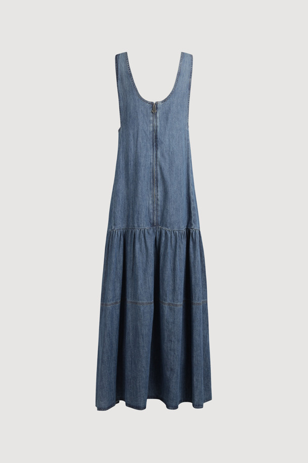 레이어드 데님 롱 드레스 (블루)는 여성스러운 실루엣을 연출해 주는 맥시 기장의 데님 원피스입니다. 캐주얼, 클래식 스타일을 모두 소화할 수 있으며, 봄, 가을에 데이트룩, 카페룩, 봄 소풍룩으로 활용하기 좋습니다. 루즈핏 A라인으로 편안한 착용감을 선사하며, 뻣뻣한 촉감의 데님 소재로 제작되었습니다. 라운드넥 민소매 디자인에 뒷면 지퍼, 로고 리벳, 앞면 포켓, 리본 장식, 허리 셔링 디테일이 더해져 포인트를 더합니다.
