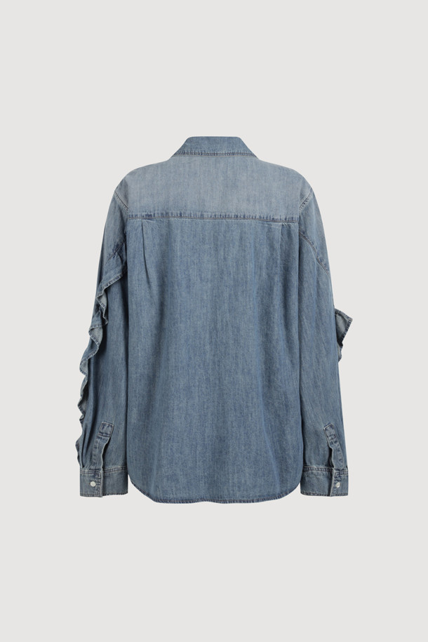 [Re-Order] 프릴 데님 셔츠 블라우스 (블루)는 캐주얼, 미니멀, 클래식 스타일을 모두 아우르는 여성 의류입니다. 봄, 가을에 착용하기 좋으며, 루즈핏의 크롭 기장 디자인으로 시원하고 편안한 착용감을 선사합니다. 차이나 칼라와 긴 소매, 프릴 디테일이 여성스러움을 더하고, 가슴 포켓과 레터링 자수, 앞 중심 단추가 포인트입니다. 데이트룩, 카페룩, 쇼핑룩 등 다양한 TPO에 활용하기 좋은 블루 컬러의 데님 블라우스입니다.
