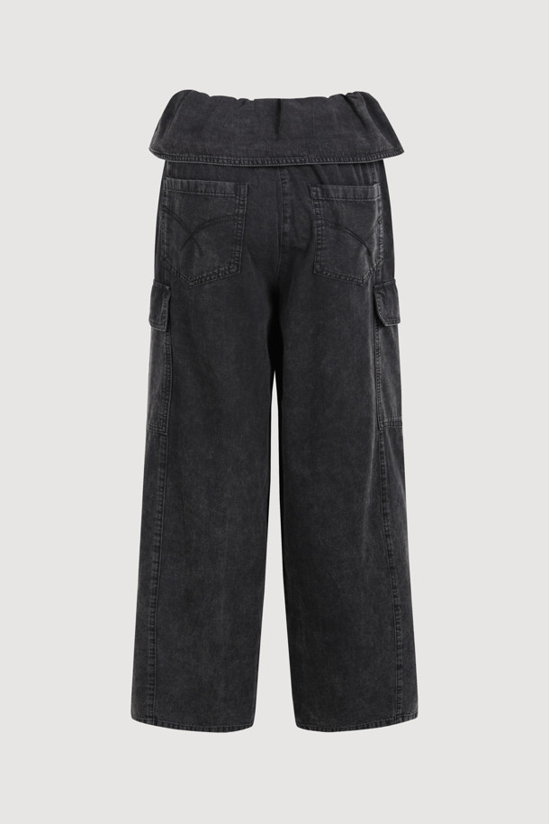 오르비 포인트 백 밴딩 데님 팬츠 (블랙)는 캐주얼, 스트리트, 미니멀 스타일을 즐기는 분들을 위한 데님 팬츠입니다. 사계절 내내 활용 가능한 이 팬츠는 넉넉한 루즈핏으로 편안한 착용감을 선사하며, 무지 디자인으로 어떤 상의와도 쉽게 매치할 수 있습니다. 뒷밴딩 처리와 원턱 디자인이 특징이며, 아웃포켓, 로고 캔톤, 리벳 디테일로 포인트를 더했습니다. 일상, 동네 마실룩, 여행룩 등 다양한 TPO에 활용하기 좋습니다.
