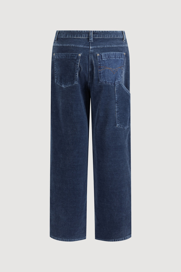 [Re-Order] 데님 포켓 코듀로이 워싱 팬츠 (블루)는 빈티지하고 캐주얼한 스타일의 코듀로이 팬츠입니다. 가을과 겨울에 어울리는 맥시 기장의 테이퍼드 핏으로, 데님 배색 뒷포켓과 자수 디테일이 돋보입니다. 워싱 가공된 블루 컬러의 무지 디자인이며, 지퍼 여밈과 로고 캔톤, 리벳 디테일로 포인트를 더했습니다. 데이트룩과 모임룩, 그리고 캐주얼, 클래식, 미니멀 스타일 모두 소화 가능한 활용도 높은 아이템입니다.
