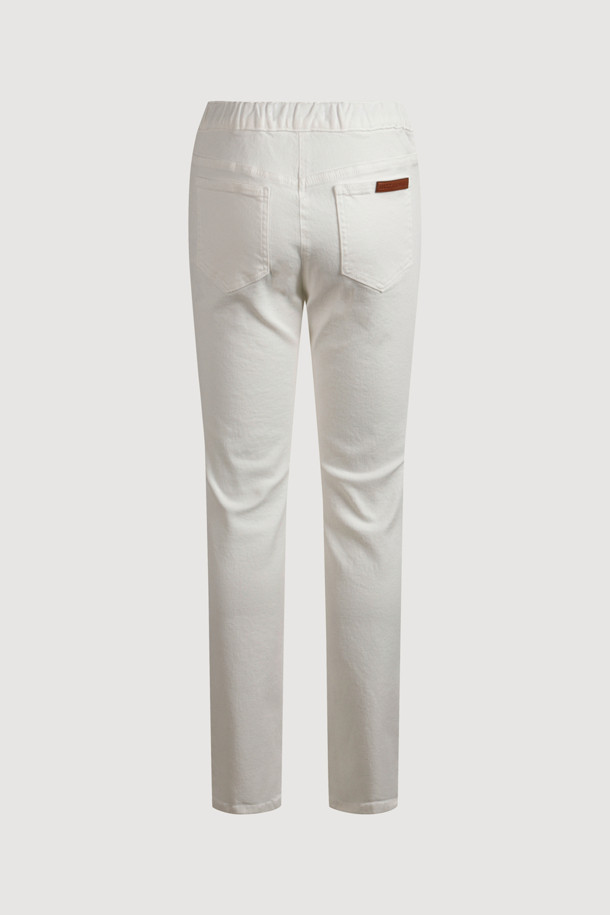 아이보리 컬러의 Back Banding 데님 제깅스 팬츠입니다. 슬림핏으로 떨어지는 긴 기장의 여성용 바지로, 캐주얼, 미니멀, 클래식한 스타일을 연출하기 좋습니다. 뒷밴딩 처리로 편안한 착용감을 선사하며, 앞 중심 지퍼, 로고 캔톤, 리벳 디테일, 뒷포켓 텍스처 등 섬세한 디자인 요소가 돋보입니다. 데님 소재 특유의 신축성 있는 촉감으로 사계절 내내 활용 가능하며, 출근룩으로도 잘 어울립니다. 무지 디자인으로 다양한 상의와 손쉽게 매치할 수 있습니다.
