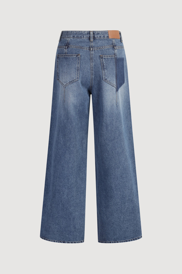 [Re-Order] 세미 와이드 데님 팬츠는 여성들을 위한 데님 팬츠입니다. 봄, 여름, 가을 계절에 활용하기 좋으며, 캐주얼하고 베이직한 스타일을 연출할 수 있습니다. 넉넉한 와이드 핏과 맥시 기장으로 편안하면서도 스타일리시한 실루엣을 선사합니다. 럭키슈에뜨 로고 캔톤과 리벳 디테일, 개발 스티치 자수 등 섬세한 디테일이 돋보이며, 데이트룩이나 봄 소풍룩에 매치하기 좋습니다. 미니멀, 클래식 스타일을 즐겨 입는 분들께 추천합니다.
