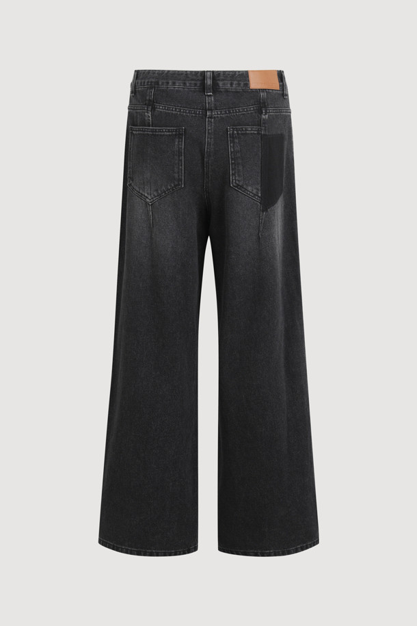 [Re-Order] 세미 와이드 데님 팬츠는 다크 그레이 컬러의 여성 데님 팬츠입니다. 봄, 가을에 어울리는 중간 두께감과 와이드핏으로 편안한 착용감을 선사합니다. 럭키슈에뜨 로고 캔톤과 리벳 디테일, 개발 스티치 자수가 돋보이며, 캐주얼, 미니멀, 클래식 스타일을 모두 아우르는 디자인입니다. 데이트룩, 출근룩 등 다양한 TPO에 활용 가능하며, 어떤 상의와도 쉽게 매치하여 멋스러운 스타일을 연출할 수 있습니다.
