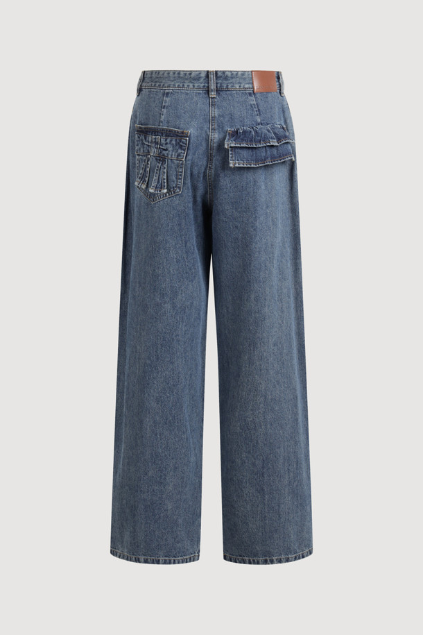 세련된 스타일을 연출하는 Back 리본 포켓 데님 팬츠(블루)입니다. 여성 의류로, 캐주얼, 미니멀, 클래식 스타일을 모두 아우르는 디자인입니다. 봄, 가을에 어울리는 긴 기장의 스트레이트 핏 데님 팬츠로, 옆라인 커브 실루엣과 뒷포켓 리본 디테일이 돋보입니다. 앞중심 지퍼 클로징과 로고 캔톤, 리벳 장식으로 포인트를 더했습니다. 레귤러핏으로 제작되어 편안한 착용감을 선사합니다.
