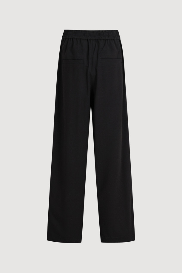 [Re-Order] Waist Point Side Colored Banding Pants (black)는 여성용으로, 캐주얼한 무드의 여름 긴 기장 와이드 밴딩 팬츠입니다. 얇고 루즈한 TR 소재로 제작되어 편안한 착용감을 선사하며, 블랙 컬러에 사이드 배색 디테일과 앞중심 라벨 디테일로 포인트를 더했습니다. 허리 밴딩으로 편안함을 더하고, 무지 디자인으로 어떤 상의와도 쉽게 매치하여 데일리룩을 완성할 수 있습니다.
