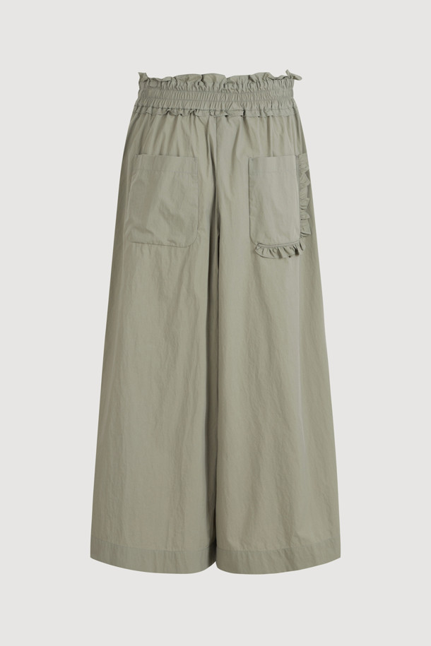 라이트 카키 컬러의 Tuck Point Wide Banding Pants는 여성용 와이드 팬츠입니다. 허리 턱과 셔링 디테일, 포켓 배색 스티치로 포인트를 더해 캐주얼하면서도 클래식한 무드를 선사하며, 봄, 여름 시즌 얇은 면 혼방 소재로 편안하게 착용 가능합니다. 루즈핏의 맥시 기장으로 웨어러블하게 연출할 수 있는 데일리 팬츠입니다.
