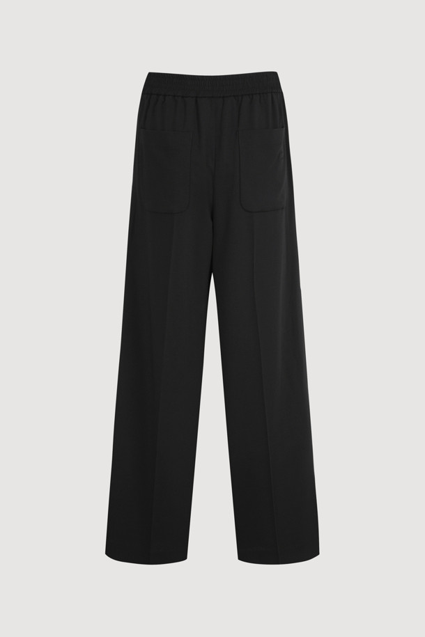 Tuck Point Back Banding Wide Pants (black)는 편안한 착용감을 선사하는 여성용 와이드 팬츠입니다. 앞 중심 지퍼와 턱 디테일로 세련된 포인트를 더했으며, 뒷 포켓 엠블럼 자수와 뒷밴딩 디자인으로 활동성을 높였습니다. 봄, 여름, 가을 3계절 활용 가능한 블랙 컬러의 맥시 기장, 베이직하고 캐주얼한 스타일의 웨어러블 아이템입니다.
