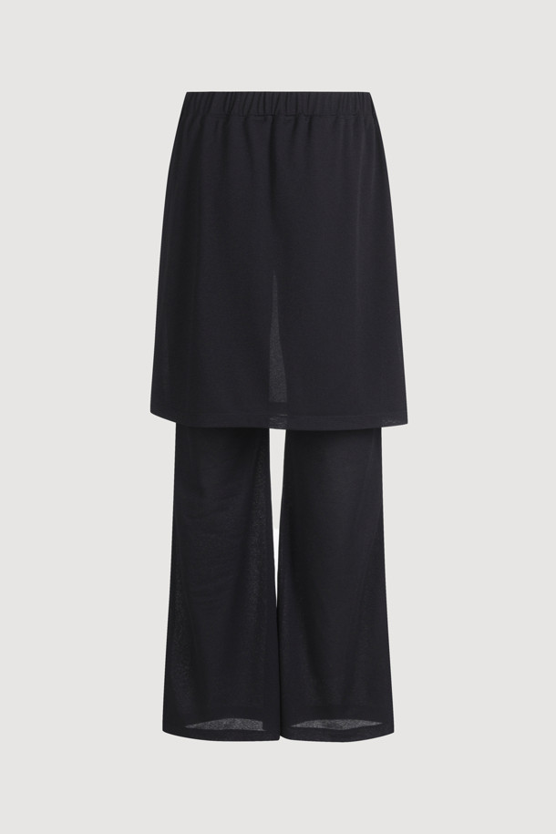부드러운 저지 소재로 제작된 [Re-Order] Layered Skirt Jersey Banding Pants (black)는 캐주얼한 무드의 여성용 긴바지입니다. 맥시 기장의 부츠컷 디자인에 덧장 H라인 스커트가 레이어드 되어 세련된 스타일을 연출하며, 옆트임 디테일로 활동성을 더했습니다. 허리 밴딩 처리로 편안한 착용감을 제공하며, 사계절 내내 웨어러블하게 즐길 수 있는 아이템입니다.
