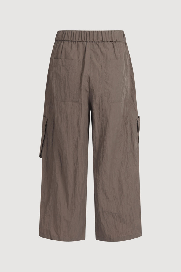 **Pocket Point Back Banding 조거 팬츠 (brown)**는 캐주얼한 스타일의 조거핏 바지로, 편안한 착용감을 선사합니다. 나일론 소재로 제작되어 바스락거리는 촉감이 특징이며, 뒤 허리 밴딩으로 활동성을 높였습니다. 밑단 스트링과 양옆 아웃포켓 디테일로 실용성을 더한 데일리 아이템입니다.
