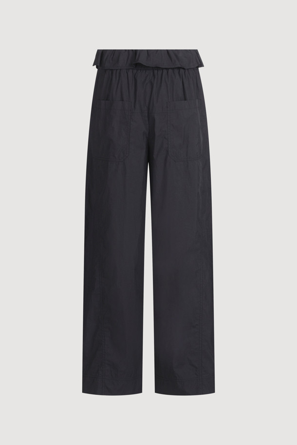Obi Point Back Banding Pants (black)는 여성분들을 위한 캐주얼 와이드 팬츠입니다. 면 혼방 소재로 제작되어 봄, 여름 시즌에 시원하게 착용 가능하며, 허리 덧장 디테일과 뒷밴딩으로 편안한 착용감을 제공합니다. 루즈핏의 맥시 기장 블랙 컬러 무지 디자인으로, 다양한 상의와 매치하여 폭넓은 스타일을 연출할 수 있습니다.
