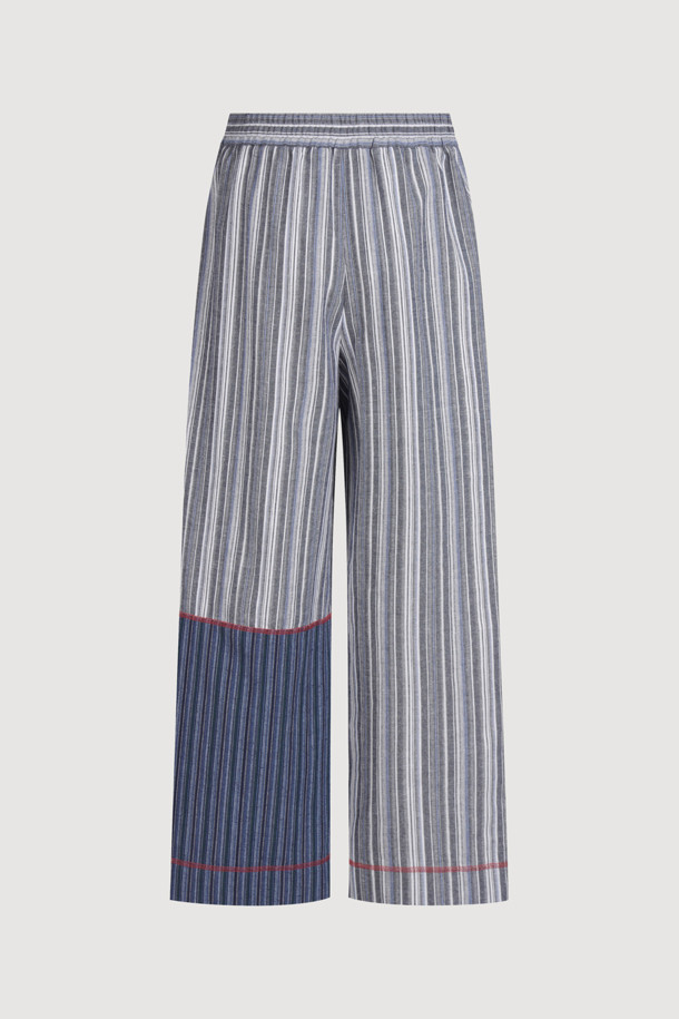 Stripe Mix Banding Pants (blue)는 시원한 여름을 위한 여성 와이드 팬츠입니다. 부드러운 면 소재에 서로 다른 스트라이프 패턴을 믹스하여 캐주얼한 스타일을 연출하며, 밴딩 허리 디자인으로 편안한 착용감을 선사합니다. 블루 컬러에 컬러 배색 스티치와 포켓 디테일이 더해져 디자인의 완성도를 높인 루즈핏 긴바지입니다.
