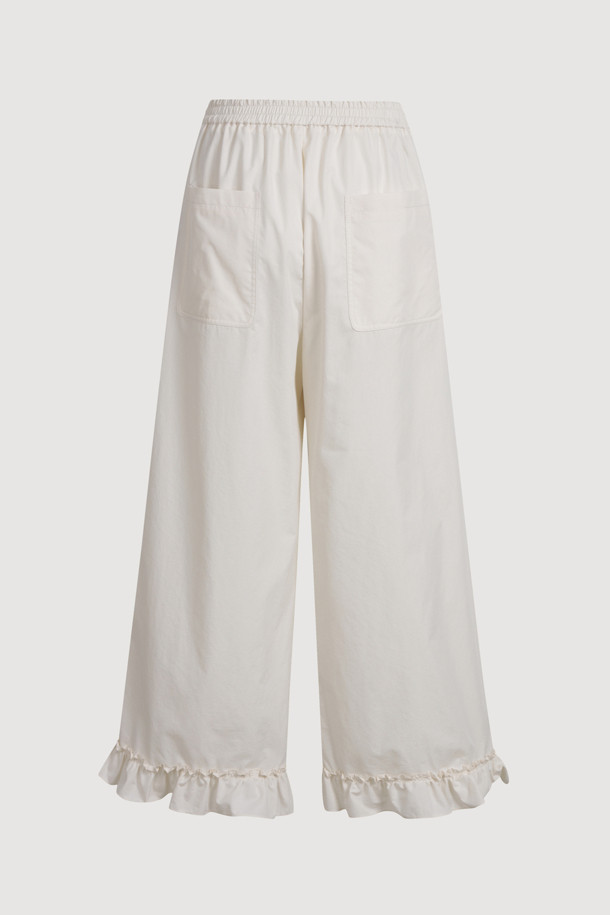부드러운 면 소재의 Hem Frill Point Back Banding Pants (아이보리)는 편안한 착용감을 선사하는 여성 와이드 팬츠입니다. 밑단 프릴과 핀턱 디테일이 여성스러운 무드를 더하며, 바이오 워싱 가공으로 자연스러운 핏을 연출합니다. 뒷밴딩과 루즈핏으로 활동성을 높였으며, 봄, 여름 시즌 캐주얼룩에 활용하기 좋습니다.
