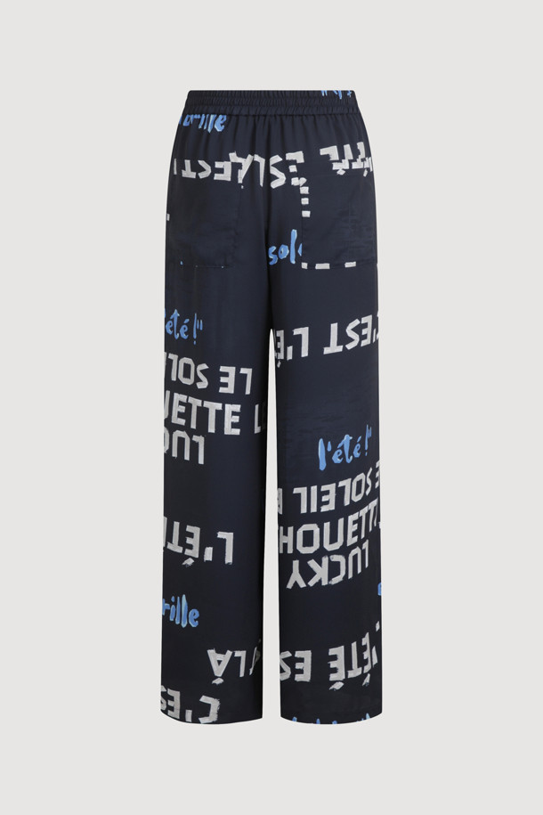 다크 네이비 컬러의 Side Coloring Print Banding Pants는 시원한 폴리에스터 소재로 제작되어 여름철에도 쾌적하게 착용할 수 있습니다. 와이드 핏으로 편안함을 강조하며, 옆라인 스트라이프 배색과 럭키슈에뜨 레터링 프린트가 캐주얼한 스타일을 연출합니다. 맥시 기장의 와이드 팬츠로, 밴딩 처리되어 활동성 또한 높습니다.
