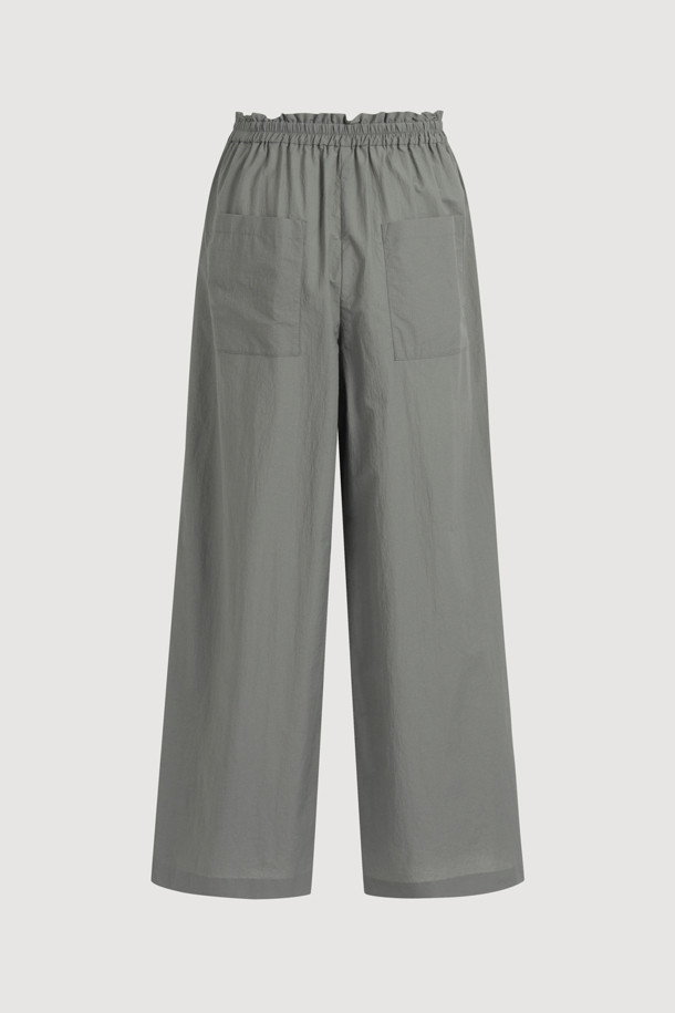 Frill Point Banding Pants (khaki)는 캐주얼한 스타일의 와이드 핏 팬츠입니다. 나일론 소재로 제작되었으며, 양옆 언밸런스 셔링 디테일과 워싱 가공으로 독특한 디자인을 더했습니다. 맥시 기장의 와이드 팬츠로, 허리 밴딩 처리되어 편안하게 착용할 수 있습니다.
