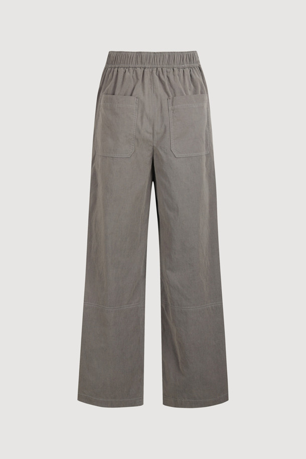 셔링 포인트 백 밴딩 코튼 팬츠 (카키)는 부드러운 면 소재로 제작되어 편안한 착용감을 선사합니다. 뒷밴딩 처리로 허리 부분의 편안함을 더했으며, 셔링 디테일로 포인트를 주어 캐주얼한 무드를 연출합니다. 와이드핏과 맥시 기장으로 다리가 길어 보이는 효과를 주며, 앞 중심 지퍼로 깔끔한 마무리를 더했습니다. 봄, 여름, 가을 계절에 동네 마실룩이나 산책룩 등 편안한 일상 스타일을 완성하기 좋습니다.
