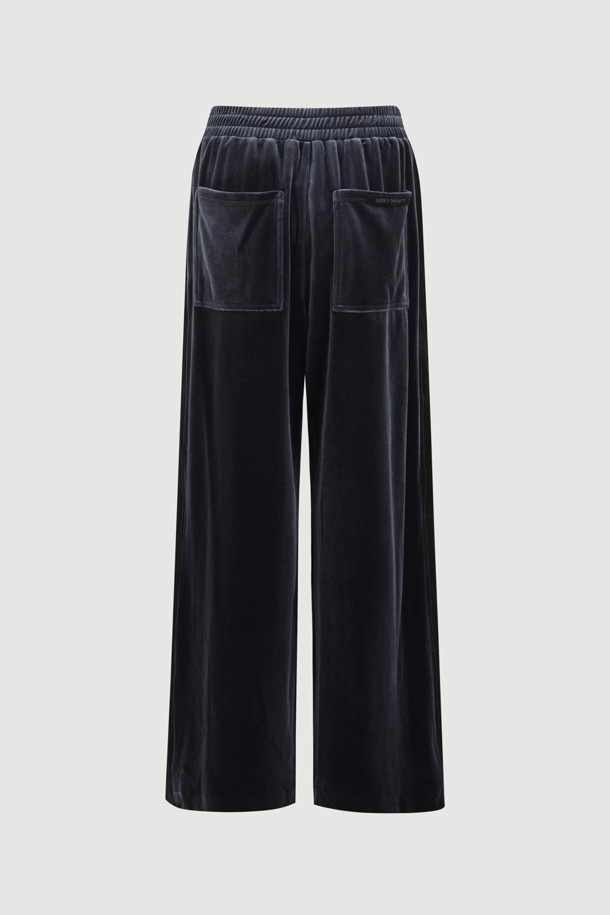 [Re-Order] 사이드 컬러웨이 벨벳 밴딩 팬츠 (블루)는 부드러운 벨벳 소재로 제작되어 포근한 착용감을 선사하는 유니섹스 와이드 핏 팬츠입니다. 가을, 겨울 시즌에 어울리는 두꺼운 두께감과 맥시 기장으로, 캐주얼 및 스트릿 스타일을 연출하기 좋습니다. 허리 밴딩으로 편안함을 더했으며, 사이드 배색 디테일과 컬러 스티치, 뒷 포켓으로 포인트를 더했습니다. 데일리룩, 집콕룩, 동네 마실룩 등 다양한 TPO에 활용할 수 있는 웨어러블한 디자인이 특징입니다. 루즈핏으로 편안하게 즐길 수 있는 아이템입니다.
