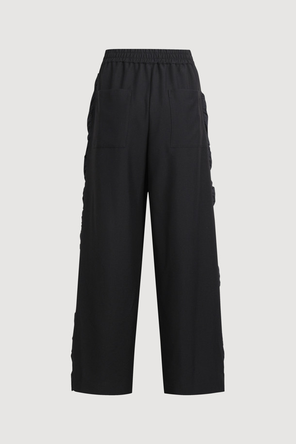 [Re-Order] 사이드 셔링 밴딩 팬츠 (블랙)는 캐주얼, 미니멀, 시크 스타일을 즐기는 분들을 위한 웨어러블 아이템입니다. 간절기에 적합하며, 부드러운 촉감의 폴리에스테르와 레이온 혼방 소재로 제작되었습니다. 허리 밴딩 처리로 편안한 착용감을 선사하며, 일자핏으로 다리 라인을 깔끔하게 잡아줍니다. 양옆 배색 셔링 디테일과 개발 로고 테이프가 디자인 포인트이며, 동네 마실룩이나 여행룩에 활용하기 좋습니다. 무지 디자인의 맥시 기장 블랙 컬러 밴딩 팬츠입니다.
