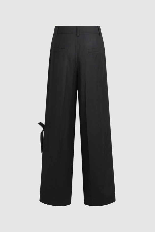 리본 포인트 울 와이드 팬츠 (블랙)는 여성스러운 실루엣을 완성하는 클래식 & 모던 스타일의 바지입니다. 고급스러운 울 100% 소재로 제작되어 부드러운 촉감과 두꺼운 두께로 따뜻하게 착용할 수 있습니다. 허리 배색과 턱 디테일이 특징이며, 루즈핏 와이드 디자인으로 편안하면서도 세련된 핏을 연출합니다. 

오피스룩, 모임룩, 겨울 데일리룩 등 다양한 TPO에 활용 가능하며, 미니멀, 시크 스타일을 즐기는 분들께 추천합니다. 지퍼 클로징과 리본 디테일이 섬세함을 더해줍니다. 맥시 기장의 무지 디자인으로 어떤 상의와도 쉽게 매치할 수 있습니다.
