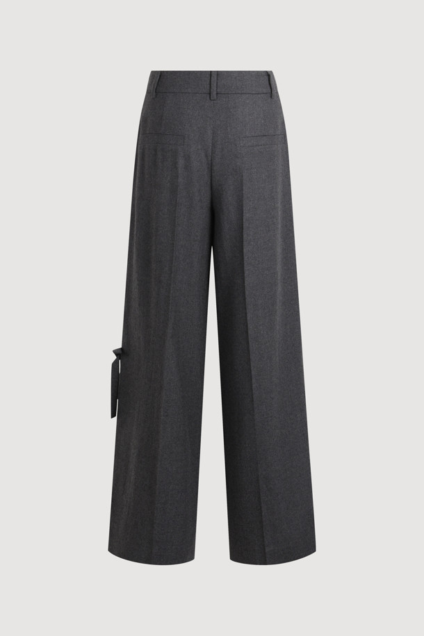 멜란지 그레이 컬러의 리본 포인트 울 와이드 팬츠는 가을, 겨울 시즌에 어울리는 여성 의류입니다. 넉넉한 와이드 핏과 두꺼운 두께감으로 포근하고 클래식한 스타일을 연출합니다. 허리 안쪽 배색과 턱 디테일이 특징이며, 리본 디테일로 여성스러움을 더했습니다. 지퍼 클로징으로 깔끔하게 마무리하며, 오피스룩, 모임룩, 겨울 데일리룩 등 다양한 TPO에 활용할 수 있습니다. 미니멀, 클래식 스타일을 즐기는 분들께 웨어러블한 아이템입니다.
