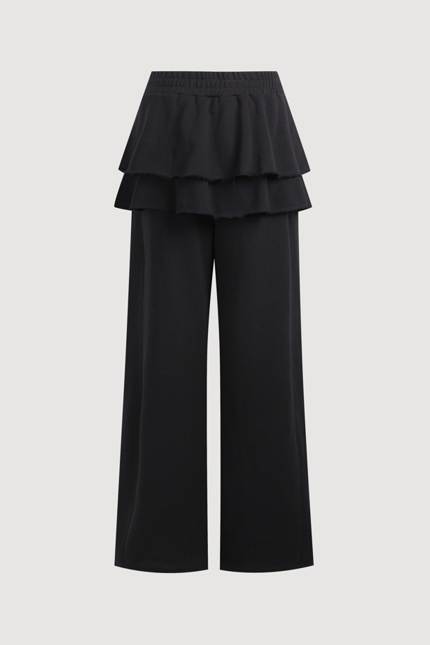 레이어드 스커트 져지 밴딩 팬츠 (블랙)는 편안함과 스타일을 동시에 잡은 여성용 바지입니다. 부드러운 져지 소재로 제작되어 사계절 내내 활용 가능하며, 루즈핏으로 편안한 착용감을 선사합니다. 허리 부분의 밴딩 처리와 레터링 자수 디테일, 프릴 디테일이 더해져 캐주얼하면서도 여성스러운 분위기를 연출합니다. 집콕룩, 산책룩, 여행룩 등 다양한 TPO에 활용 가능하며, 미니멀하고 캐주얼한 스타일을 선호하는 분들께 추천합니다. 무지 디자인의 블랙 컬러로 어떤 상의와도 쉽게 매치할 수 있어 활용도가 높습니다.
