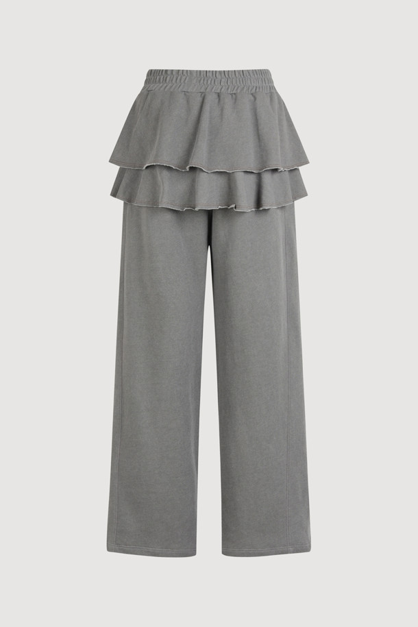 레이어드 스커트 져지 밴딩 팬츠 (그레이)는 캐주얼하고 미니멀한 스타일을 연출하는 여성 의류입니다. 부드러운 쮸리 소재로 제작되어 편안한 착용감을 선사하며, 봄, 가을에 적합합니다. 루즈핏의 긴 기장 바지로, 일상복뿐만 아니라 여행룩, 산책룩으로도 활용하기 좋습니다. 미니 스커트가 레이어드된 디자인과 허리 레터링 자수, 프릴 디테일이 포인트이며, 밴딩 처리로 편안함을 더했습니다. 여유 있는 핏으로 활동성을 높인 실용적인 아이템입니다.
