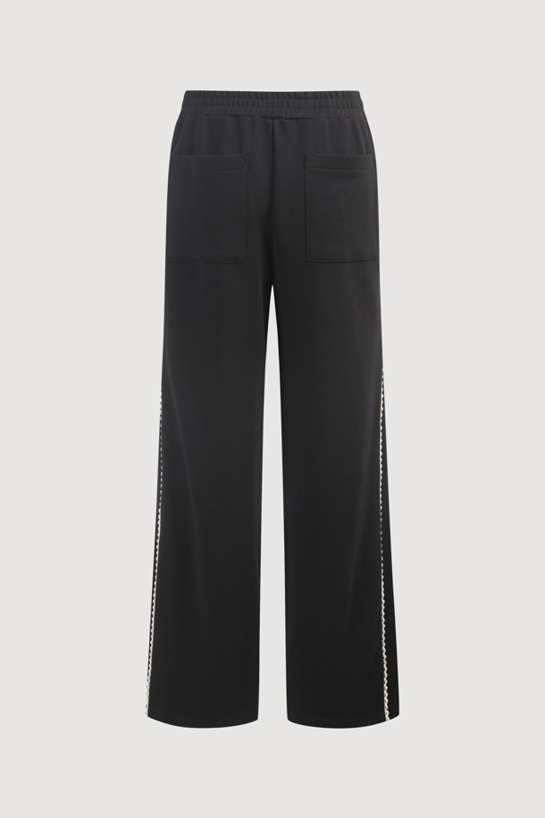 허리 테이프 져지 밴딩 팬츠 (블랙)는 캐주얼, 스트릿 스타일을 연출하기 좋은 밴딩 바지입니다. 일상, 집콕, 산책, 여행 등 다양한 상황에서 편안하게 착용할 수 있습니다. 양 사이드 절개 배색과 허리 레터링 자수, 장식 테이프 디테일이 돋보이며, 루즈핏으로 활동성을 높였습니다. 져지 소재로 제작되어 편안한 착용감을 제공하며, 웨어러블 아이템으로 활용도가 높습니다.
