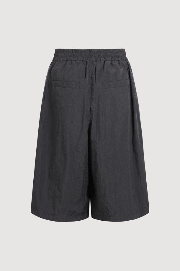 [Re-Order] 사이드 프릴 밴딩 미디 팬츠 (다크 블랙)는 캐주얼과 페미닌 무드를 동시에 연출하는 여성 미디 팬츠입니다. 다크 블랙 컬러의 무지 디자인으로 어떤 상의와도 잘 어울립니다. 루즈핏으로 편안한 착용감을 선사하며, 허리 밴딩과 사이드 프릴 디테일이 특징입니다. 동네 마실룩이나 가벼운 외출에 적합한 아이템입니다. 봄, 가을 시즌에 활용하기 좋은 스타일로, 미니멀한 룩을 연출하기 좋습니다.
