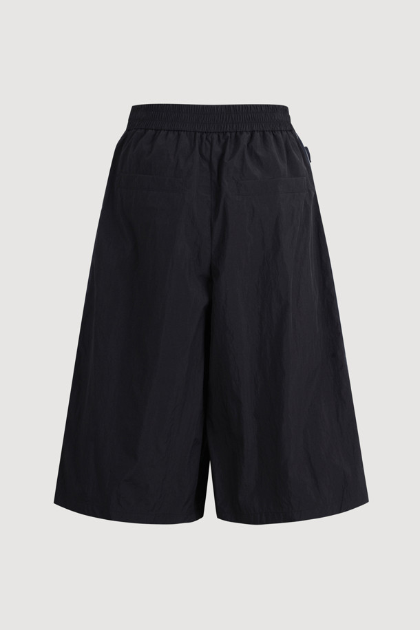 **[Re-Order] Side Frill Banding Midi Pants (black)는 캐주얼과 페미닌 무드를 동시에 연출하는 여성용 미디 기장의 바지입니다.** 다크 블랙 컬러에 루즈핏으로 여유로운 착용감을 선사하며, 사이드 프릴 디테일과 배색으로 포인트를 더했습니다. 밴딩 처리되어 편안하게 착용할 수 있으며, 사계절 내내 활용 가능한 웨어러블한 디자인이 특징입니다.
